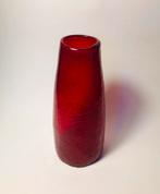 Leuke glazen vaas, mondgeblazen, rood glas, Ophalen of Verzenden, Rood, Glas, Minder dan 50 cm