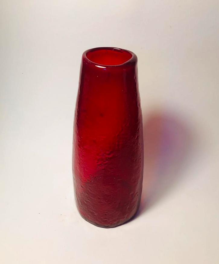 Leuke glazen vaas, mondgeblazen, rood glas, Huis en Inrichting, Woonaccessoires | Vazen, Rood, Minder dan 50 cm, Glas, Ophalen of Verzenden