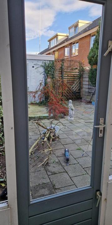 Hardhouten buitendeur met enkel glas beschikbaar voor biedingen