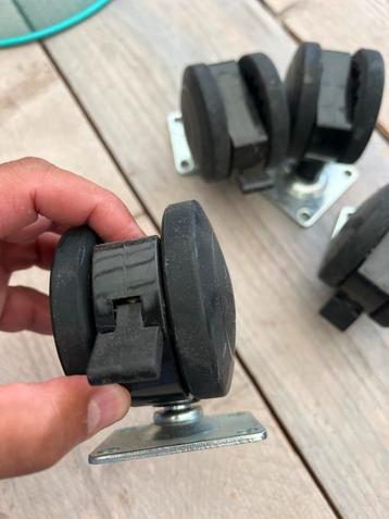 Set van 4 grote Zwenkwielen beschikbaar voor biedingen