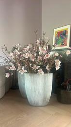 2 vazen (beton grijs) met kunst magnolia’s, Ophalen of Verzenden, Zo goed als nieuw