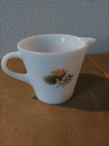 Leuk melkglas vintage kannetje van JAJ beschikbaar voor biedingen