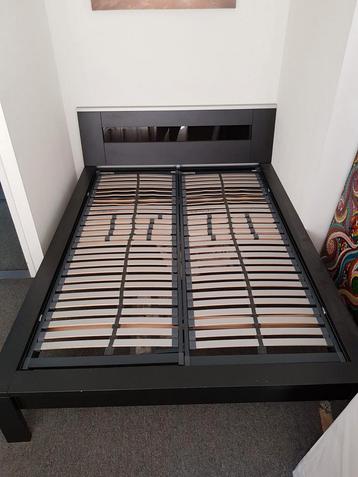 zwart 2 pers bed met 2x Bossflex lattenbodems 140x200