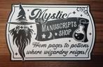 "Mystic Manuscripts Shop" Spreukenbordje, Ophalen of Verzenden, Nieuw