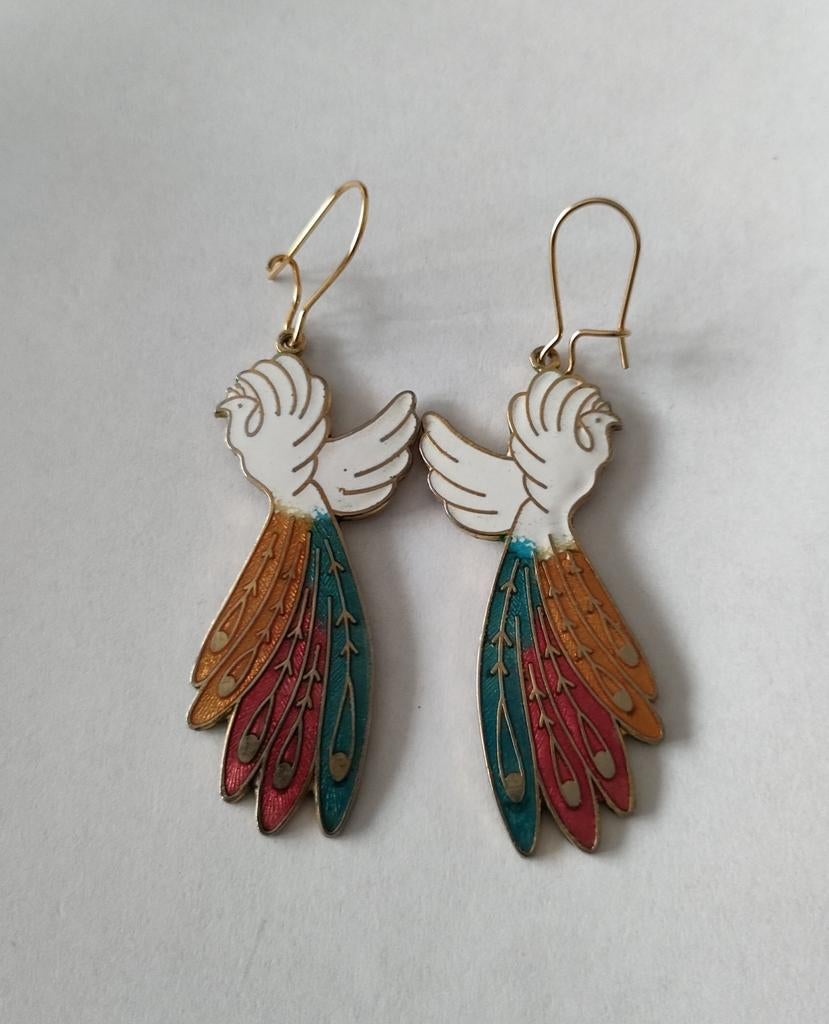 Vintage jaren '80 cloisonne oorbellen: duif +gekleurde veren, Ophalen of Verzenden, Zo goed als nieuw, Hangers