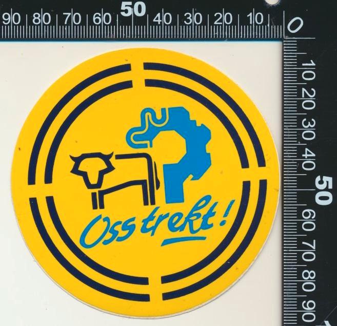 Sticker: Oss Trekt, Verzamelen, Stickers, Zo goed als nieuw, Bedrijf of Vereniging, Verzenden