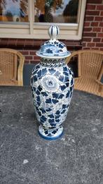 Hoge blauw-witte vaas met deksel, Ophalen