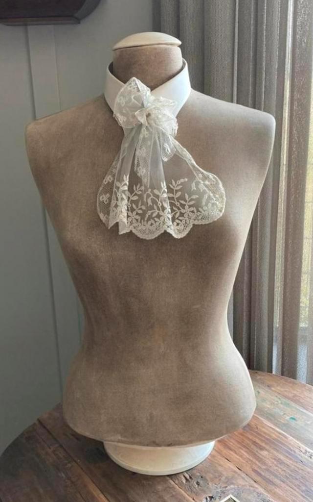 Vintage Paspop Buste inclusief Jabot van kant met kraagje, Kleding | Dames, Hoeden en Petten, Zo goed als nieuw, Ophalen