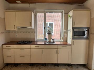 Keuken met Apparatuur tegen elk bod op te halen beschikbaar voor biedingen