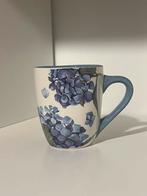 Grote mok van hortensia - Jet ter Steege, Huis en Inrichting, Keuken | Servies, Ophalen of Verzenden, Zo goed als nieuw, Overige stijlen