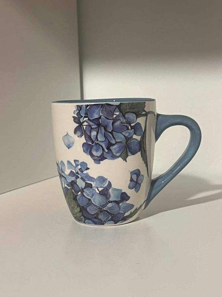 Grote mok van hortensia - Jet ter Steege, Huis en Inrichting, Keuken | Servies, Zo goed als nieuw, Kop(pen) en/of Schotel(s), Overige stijlen