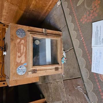 Broedmachine hout beschikbaar voor biedingen
