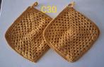 C30. 2 gehaakte pannenlappen okergeel., Ophalen of Verzenden, Nieuw, Haken, Overige typen