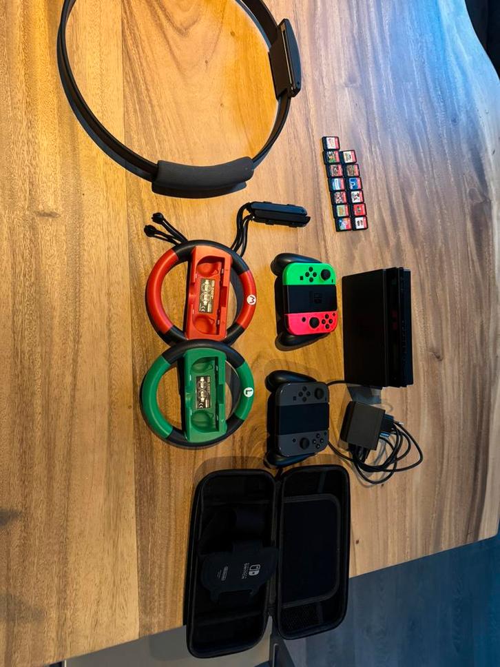 nintendo switch met accessoires en 13 spellen, Spelcomputers en Games, Games | Sony PlayStation Vita, Zo goed als nieuw, Sport