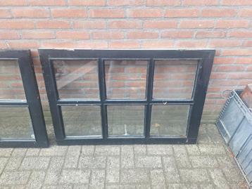 Oude ramen met glas hebben schilderbeurt  nodig  beschikbaar voor biedingen