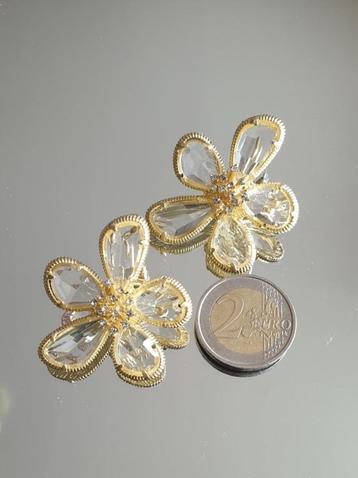 Goudkleurige transparant schitterende crystal bloemoorbellen beschikbaar voor biedingen
