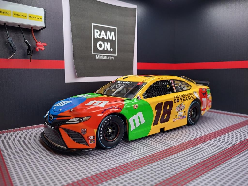 1/24 #18 Kyle Busch M&M's Celeb. 80 years 2021, Hobby en Vrije tijd, Modelauto's | 1:24, Ophalen of Verzenden, Zo goed als nieuw