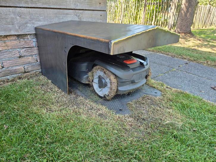 Robotmaaier Garage hokje overkapping van cortenstaal, Tuin en Terras, Robotmaaiers, Nieuw, Ophalen