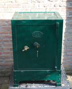 Antieke kluis, brandkast, Ophalen