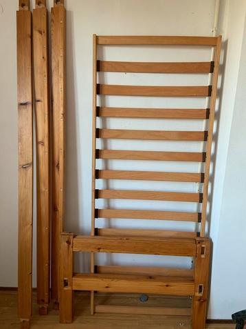 Eenpersoons bed met lattenbodem beschikbaar voor biedingen