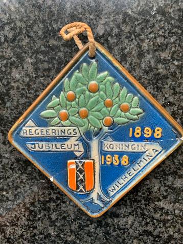 Antieke Koningin Wilhelmina Herdenkingstegel 1938 (gebroken) beschikbaar voor biedingen