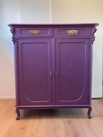 Antieke paarse kast - doing goods - commode - houtsnijwerk beschikbaar voor biedingen