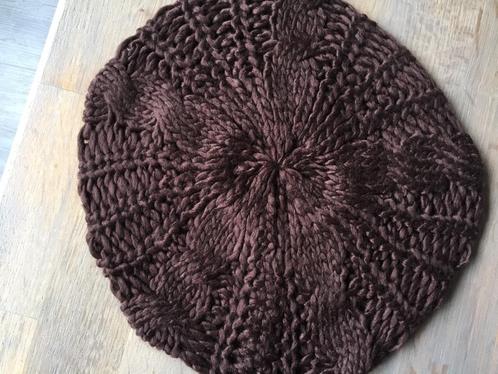 bruine BARET met kabelmotief - nieuw, Kleding | Dames, Hoeden en Petten, Nieuw, Hoed, One size fits all, Ophalen of Verzenden