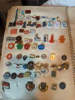 Verzameling vintage reclamepins / speldjes – in album, Verzamelen, Speldjes, Pins en Buttons, Ophalen, Gebruikt, Overige onderwerpen