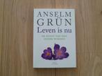 Anselm Grun - Leven is nu, Verzenden, Zo goed als nieuw, Overige onderwerpen, Achtergrond en Informatie
