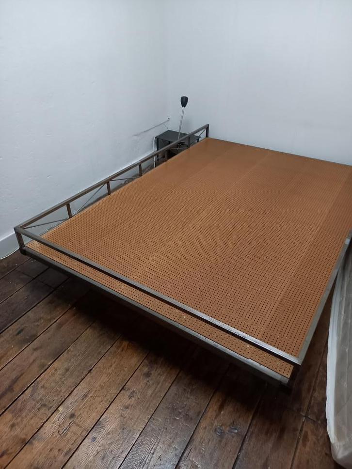 bed (stalen ombouw - industrieel) - nu gratis af te halen, Huis en Inrichting, Slaapkamer | Bedden, Zo goed als nieuw, Twijfelaar