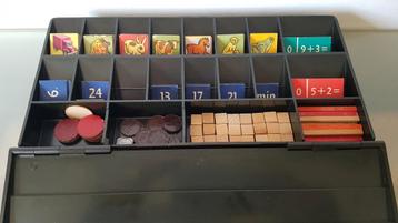 Bakelieten doos met veel educatieve leer/spelkaartjes  beschikbaar voor biedingen