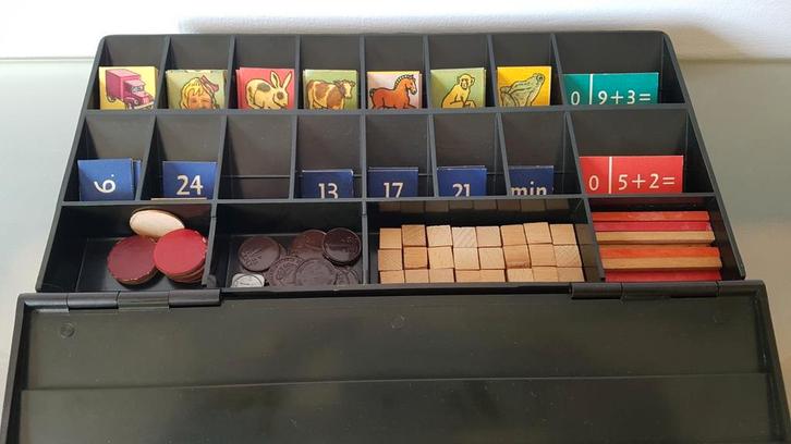 Bakelieten doos met veel educatieve leer/spelkaartjes, Antiek en Kunst, Antiek | Speelgoed, Ophalen of Verzenden