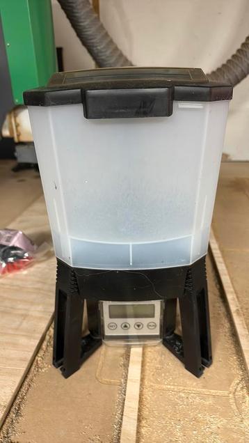 Voerautomaat koi beschikbaar voor biedingen