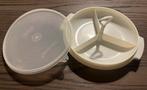 Tupperware 3 vaks serveer schaaltje met deksel  Creme,, Ophalen of Verzenden, Gebruikt, Crème, Schaal