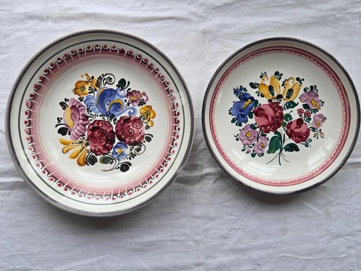 Oostenrijk: 2 wandborden Gmunder Keramik met bloemmotief, Antiek en Kunst, Antiek | Wandborden en Tegels, Ophalen of Verzenden