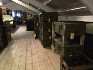 Legerkist kastjes , industrieel , legerspullen , wandkastje beschikbaar voor biedingen