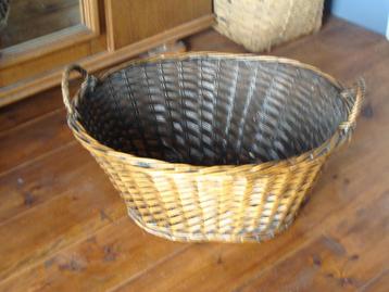 Grote rieten mand. Maten l 74 x b 56 x h33 cm beschikbaar voor biedingen