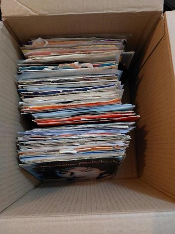 Doosje met ruim  100 jukebox singles beschikbaar voor biedingen