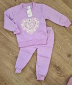 2 Delig trainingspak hart vlinder - paars mt 98/104, Kinderen en Baby's, Kinderkleding | Maat 98, Meisje, Nieuw, Ophalen of Verzenden