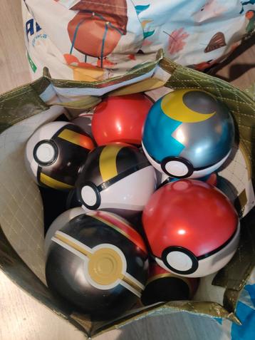 Twee tassen vol lege Pokéballs beschikbaar voor biedingen