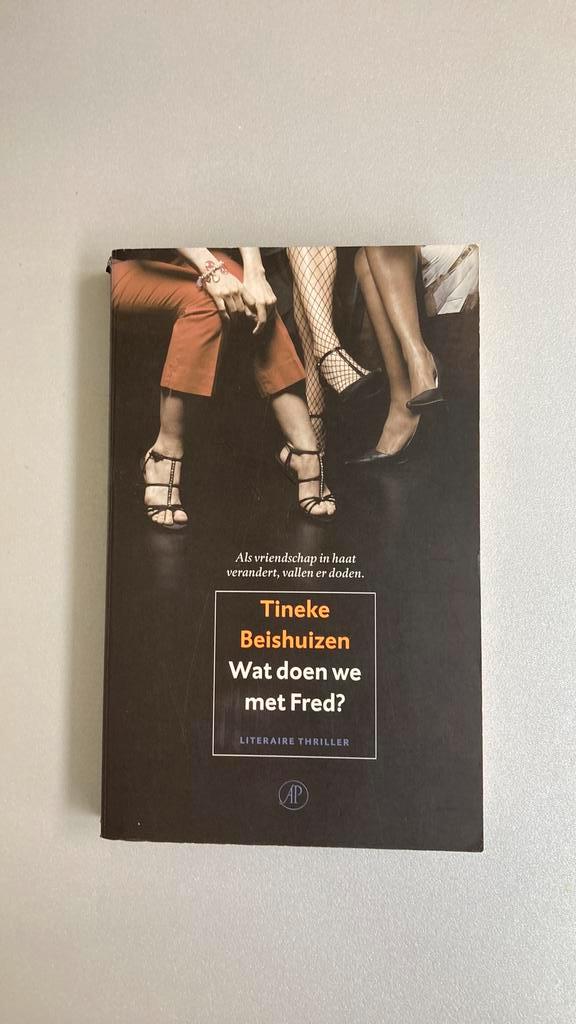 Tineke Beishuizen - Wat doen we met Fred?, Boeken, Literatuur, Zo goed als nieuw, Ophalen of Verzenden