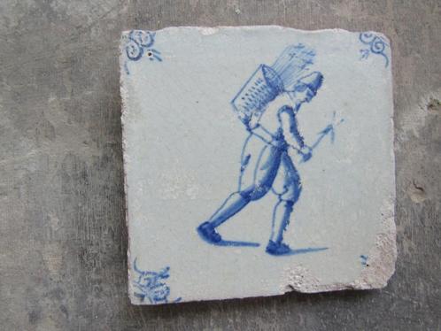 een 17e eeuwse tegel met een marskramer, Antiek en Kunst, Antiek | Wandborden en Tegels, Ophalen of Verzenden