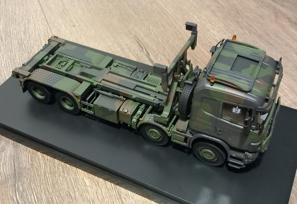 Scania WLS met containerlaadsysteem in schaal 1:35, Hobby en Vrije tijd, Modelbouw | Auto's en Voertuigen, Nieuw, Truck, 1:32 tot 1:50