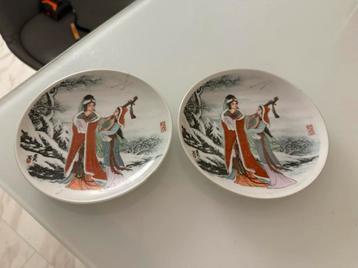 Twee decoratieve Chinese borden beschikbaar voor biedingen