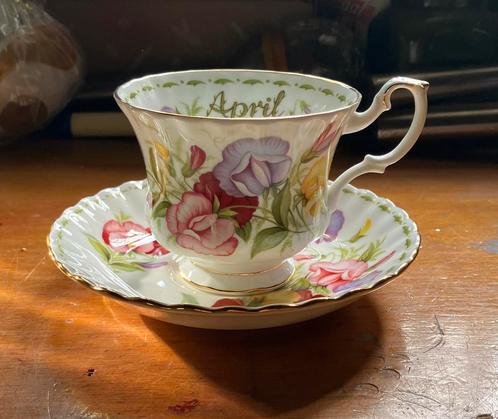 Royal Albert, kop en schotel,flower of the month,april/maart, Antiek en Kunst, Antiek | Servies los, Ophalen of Verzenden