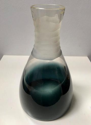 Handgemaakte glazen vaas, karaf, zwart en transparant glas beschikbaar voor biedingen