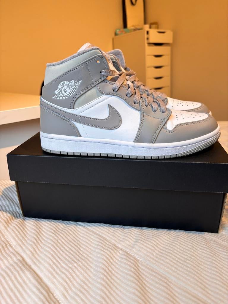 Nike Air Jordan 1 Mid Linnen - Maat 40.5, Kleding | Heren, Schoenen, Ophalen of Verzenden, Nieuw, Wit, Sneakers of Gympen