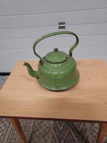 Oude groene emaille zakketel beschikbaar voor biedingen