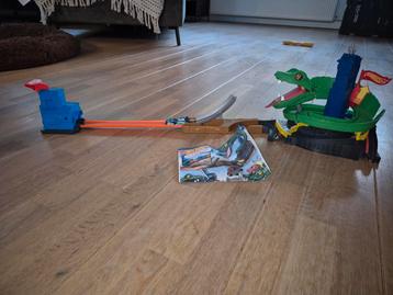 Hot Wheels Cobra Crush + Track Builder beschikbaar voor biedingen
