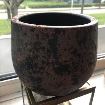 Stoere keramieken bloempot – robuuste roest look beschikbaar voor biedingen